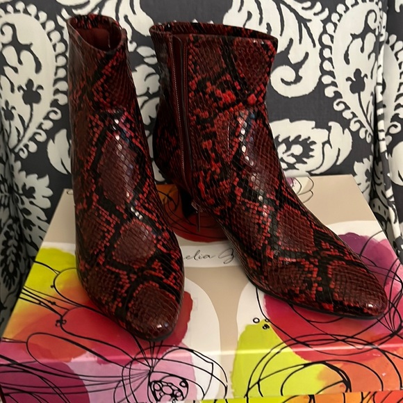 Ladies SZ 6.5 AMELIA GRACE Vino Multi Nadita Faux Snakeskin Red/Black - Picture 2 of 16